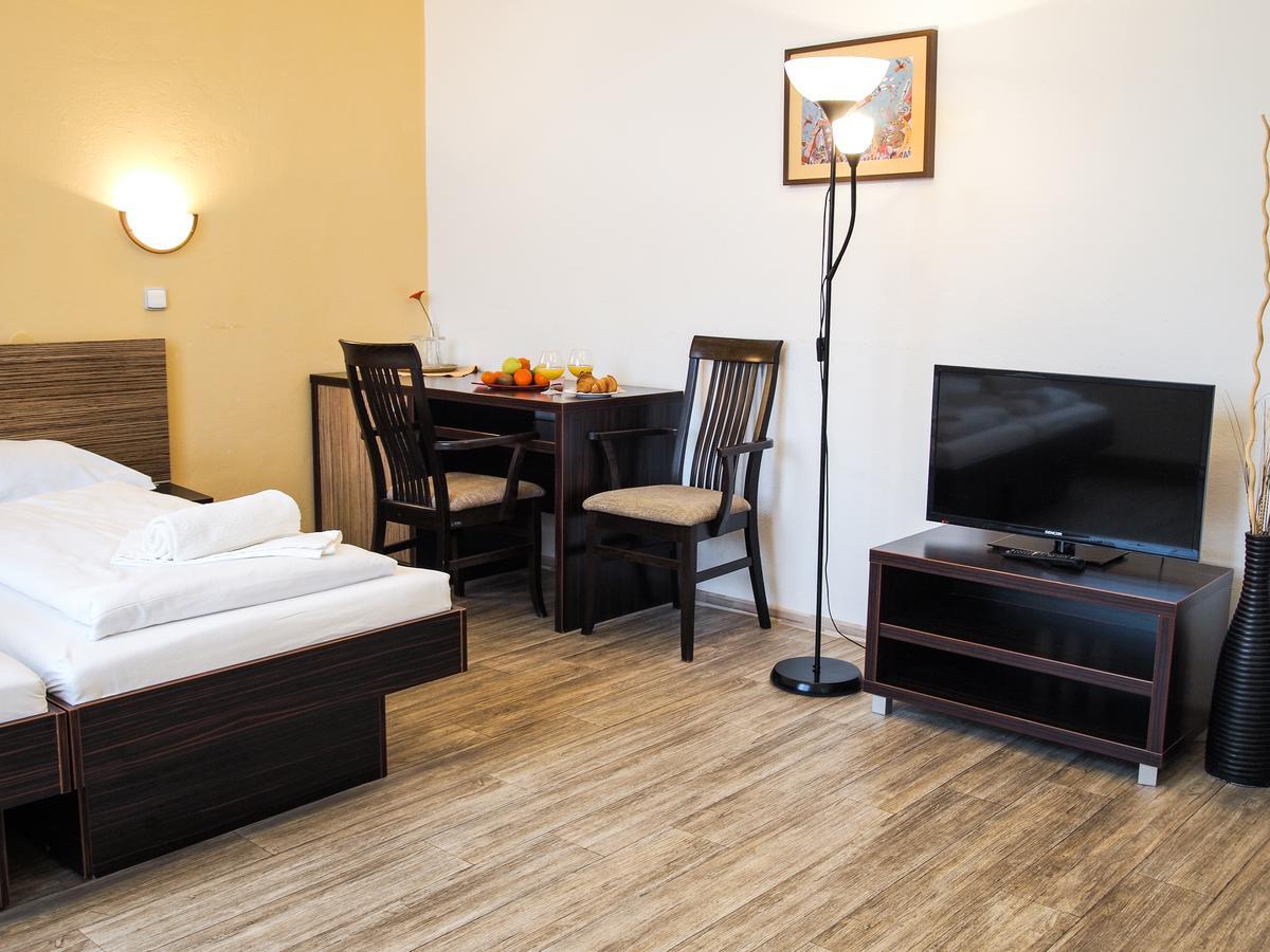 Hotel Faust Дечин Екстер'єр фото