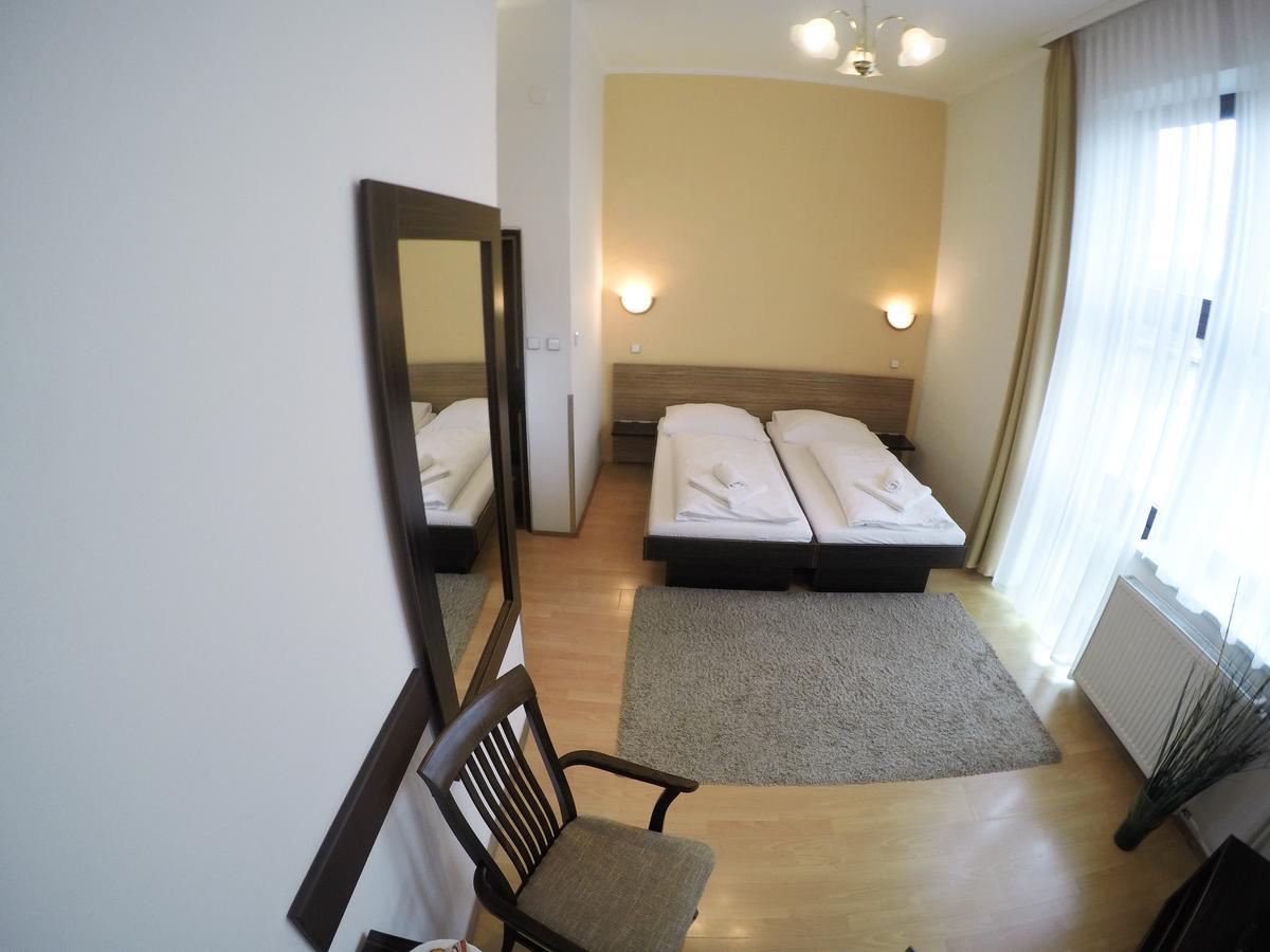 Hotel Faust Дечин Екстер'єр фото
